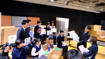 あべ俊子文部科学大臣と中村秀仁助教によるNプロジェクトの動画撮影