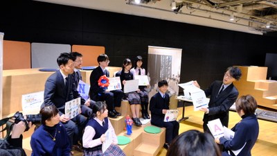 あべ俊子文部科学大臣と中村秀仁助教によるNプロジェクトの動画撮影
